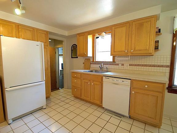3rd image of 7582 Acacia Ave