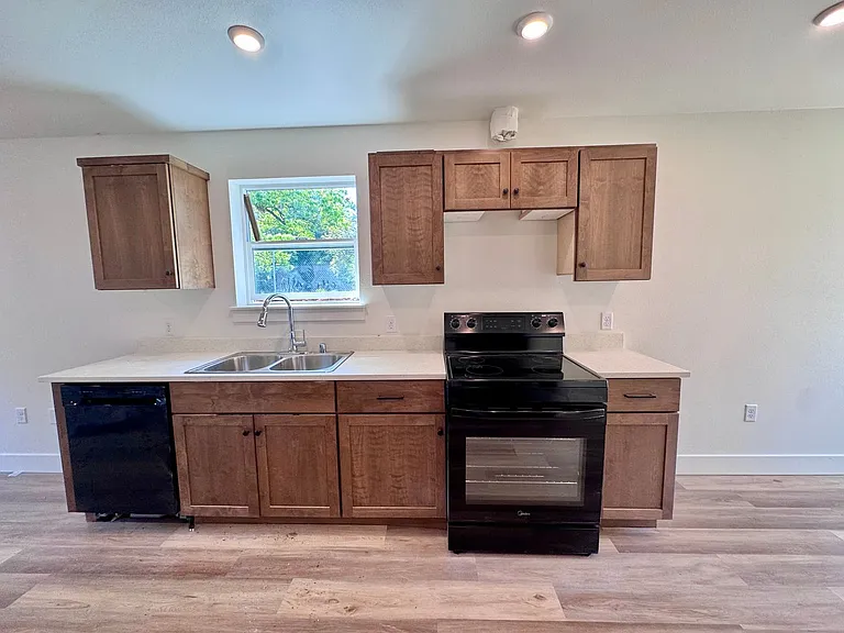 Brand New, Beautiful Townhomes! 2 & 3 Bedrm Units Available — Photo 34