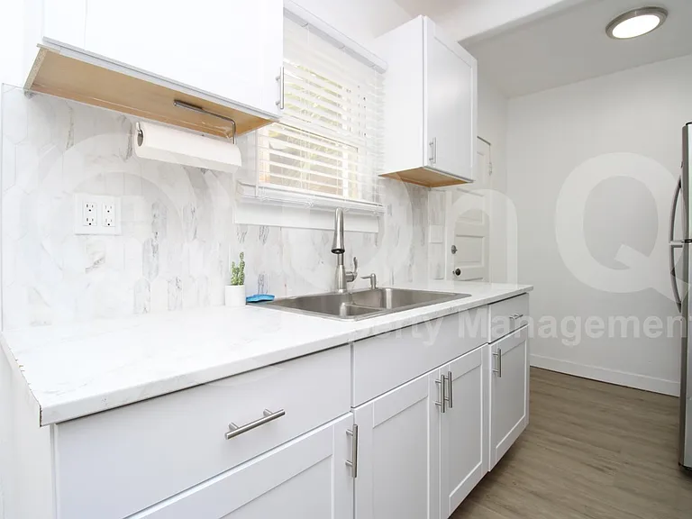 146 N 10th Ave — Photo 6