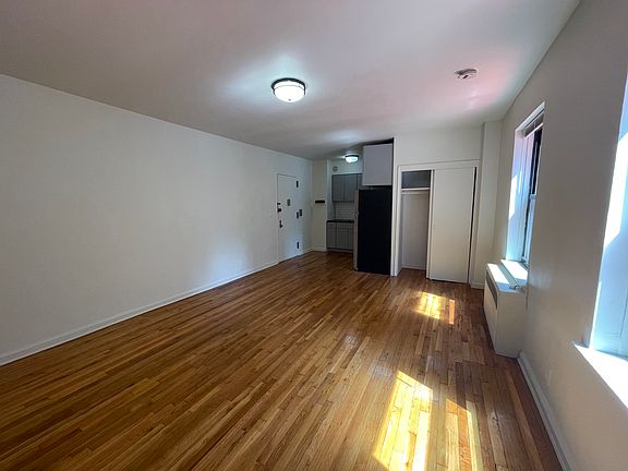 3rd image of 129 E 39th St APT 2B