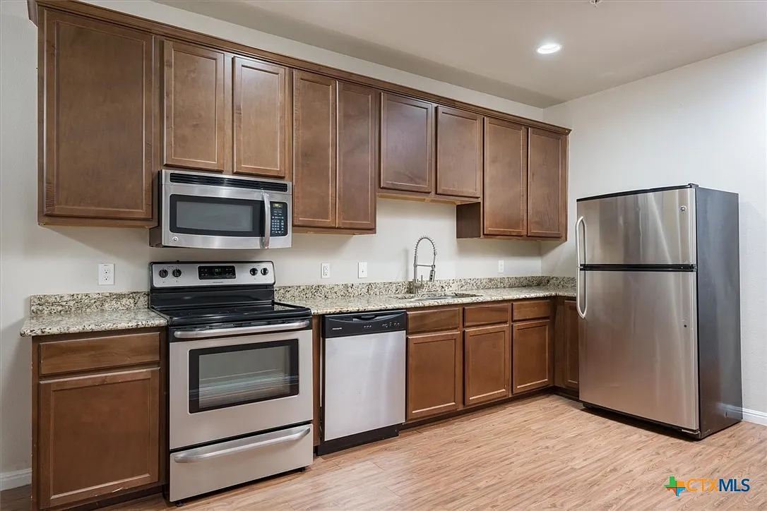3 bed, 2.0 bath, 9656 sqft, $1,450 — Photo 1