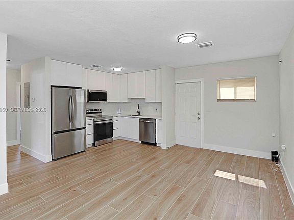 5th image of 990 NE 159th St