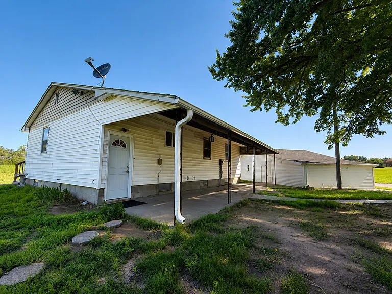 305 Beverly Rd — Photo 2