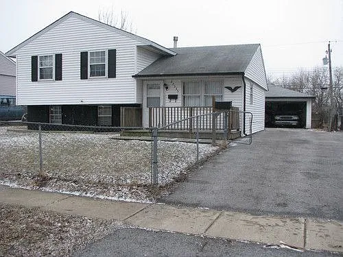 22535 Yates Ave photo 1