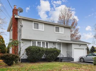 158 Ridge Rd, Wheatley Heights, NY 11798