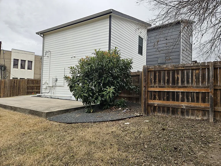 Shared Huge Fenced in Backyard