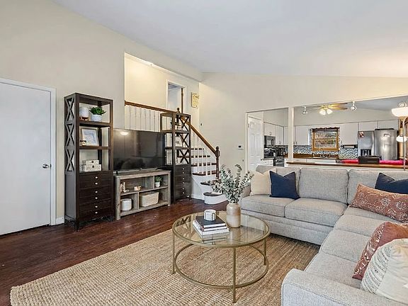 3rd image of 1N742 Forest Ave #A