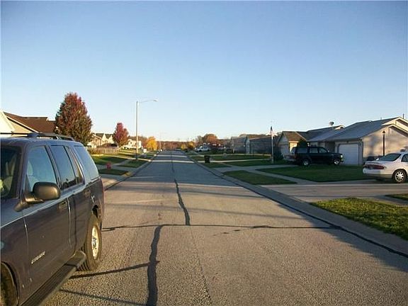 3rd image of 992 S Valley River Dr