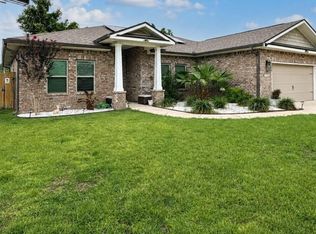 2 W Casa Loma Dr, Mary Esther, FL 32569