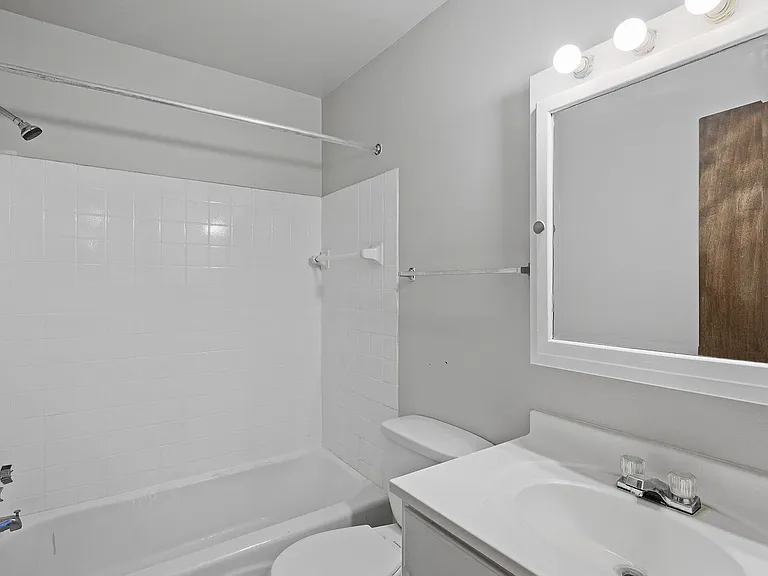 Highland Gables Apartments — Photo 32