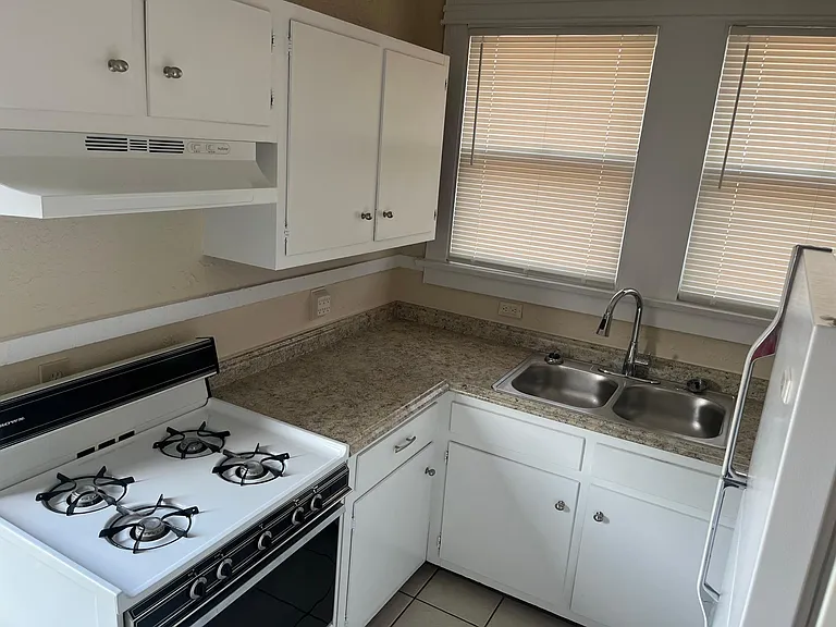 1861 Poplar Ave #5 — Photo 14