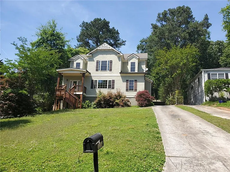 1084 Country Ln NE — Photo 2