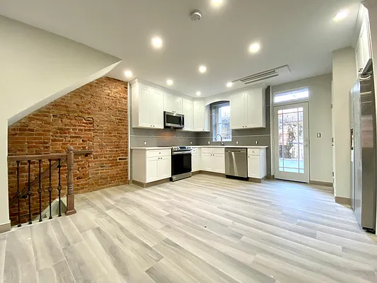 Rented by Remax Real Estate Professionals | media 83