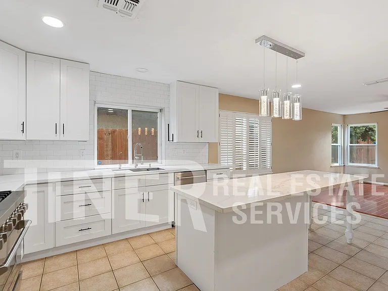 8276 Oakbark Ct — Photo 13