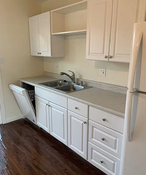 300 Glenn Dr #B — Photo 1