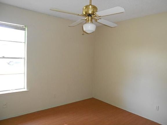4th image of 913 Meadow Mead Dr