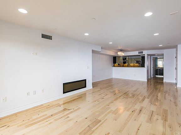 4th image of 1319 N Detroit St Penthouse 6