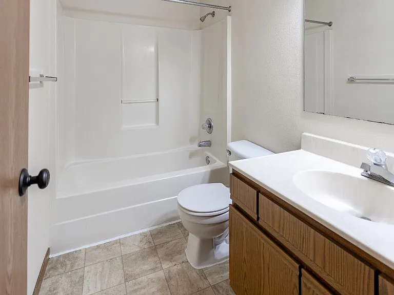 Norway Pines Apartments — Photo 3