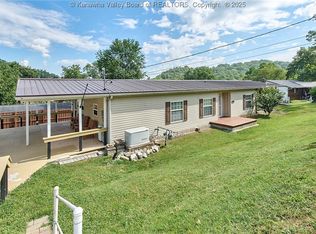 105 Oak Tree Ln, Nitro, WV 25143