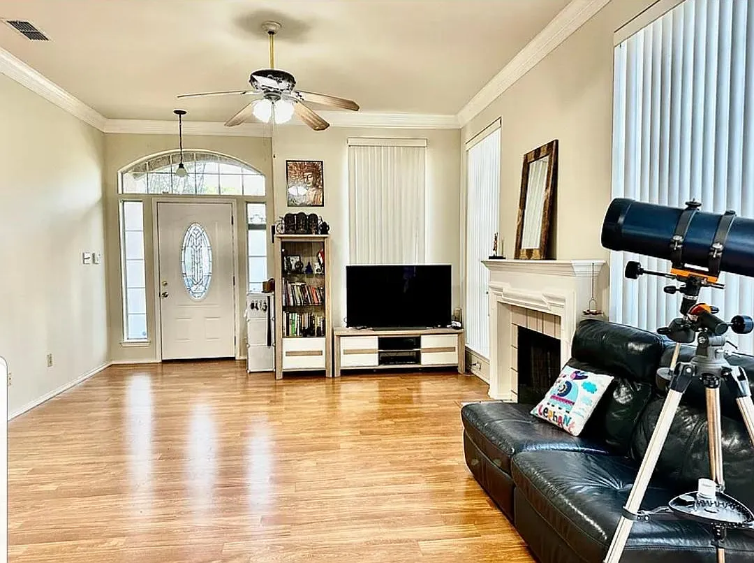 4 bed, 2.5 bath, 2092 sqft, $2,950 — Photo 2