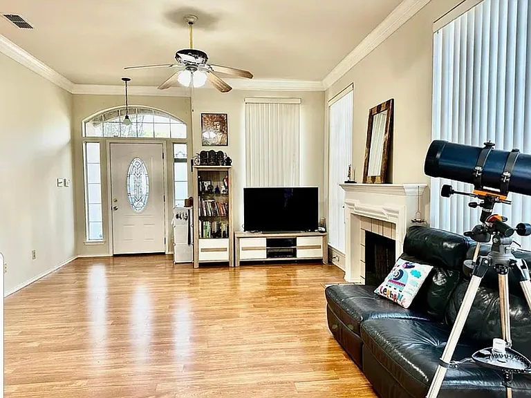 628 Raintree Cir — Photo 2