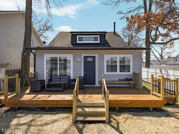 8665 Cooley Lake Rd, Commerce Township, MI 48382