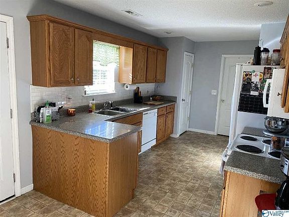 5th image of 218 Old Country Ct