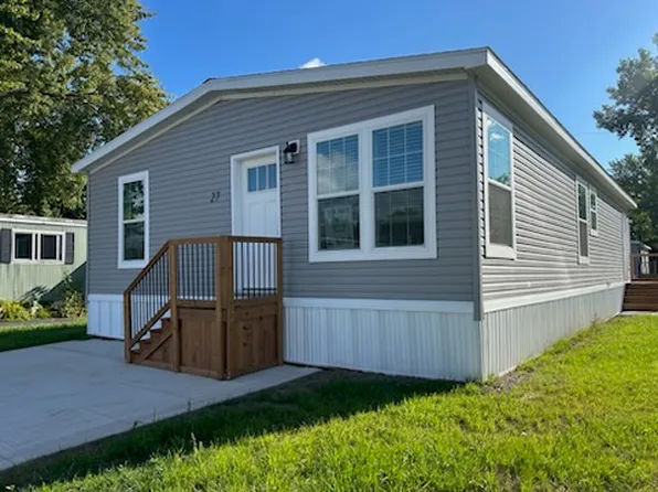 27 Oak Dr, Hamlin, NY 14464