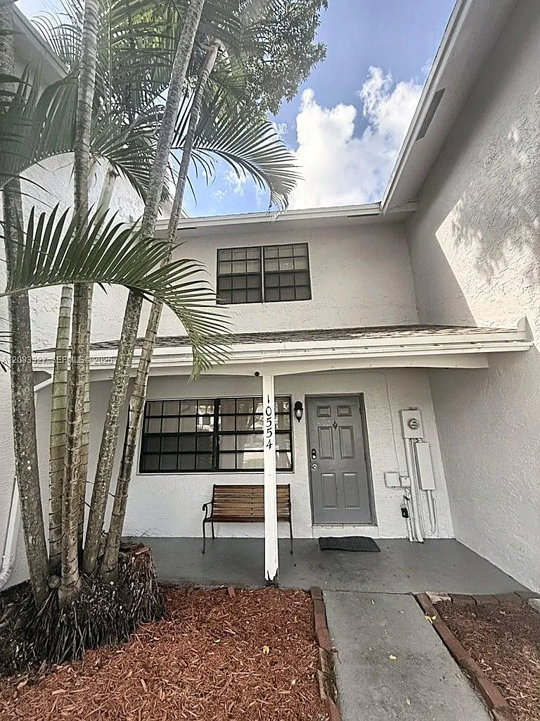 Pembroke Pointe Sec One — Photo 1