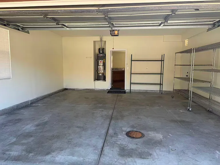 1070 Hawthorne Dr — Photo 6