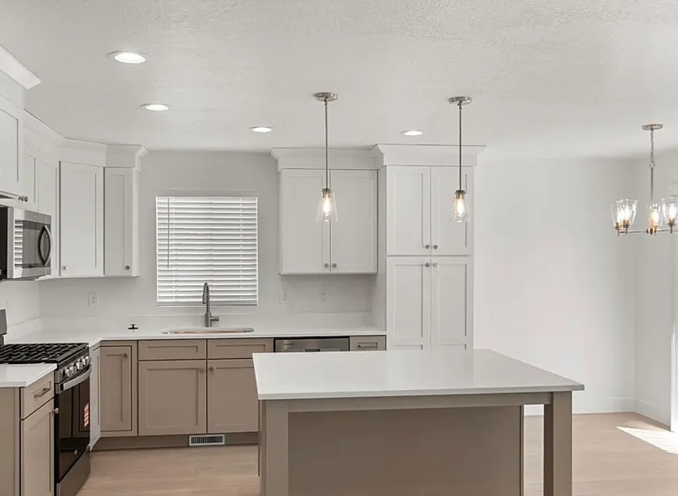 5 bed, 3200 sqft, $3,300 — Photo 2