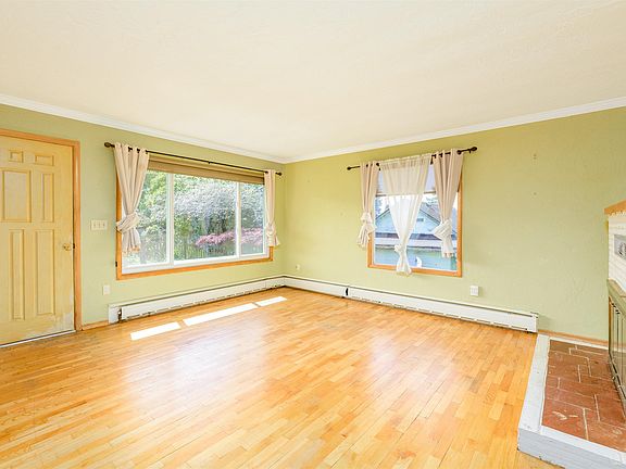 5th image of 623 E 10th St