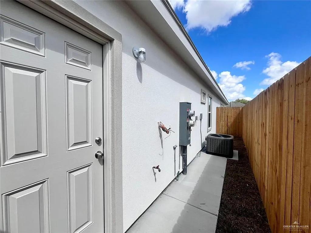2 bed, 2.0 bath, 900 sqft, $1,075 — Photo 3