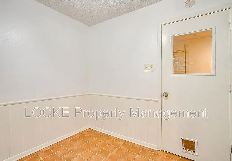 812 E Prairie View Rd — Photo 12