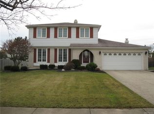 9 Idlebrook Ct, Lancaster, NY 14086