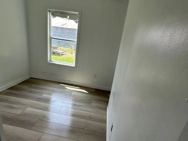 909 E Saint Victor St — Photo 5