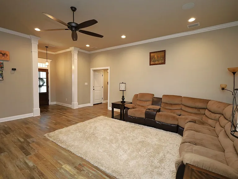 124 Floyd McNeal Dr — Photo 3