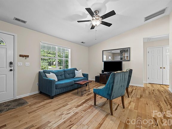4th image of 404 Sadie Dr