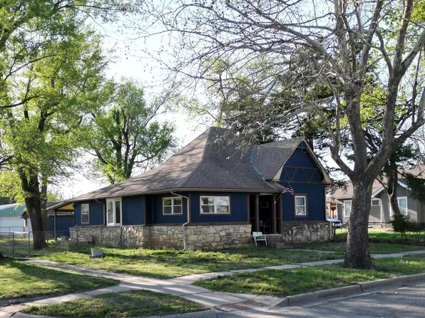 327 Houston St, Winfield, KS 67156