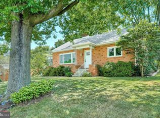 510 Woodland View Dr, York, PA 17406