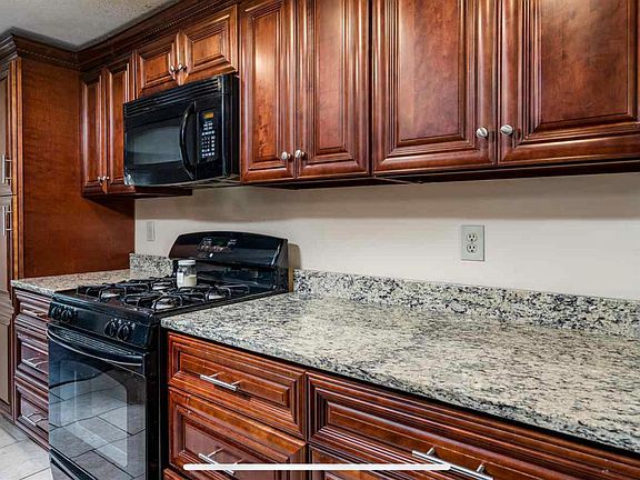 4th image of 4A Black Oak Dr #4A