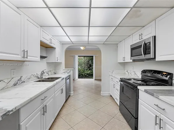 2738 S University Dr APT 15B, Davie, FL 33328