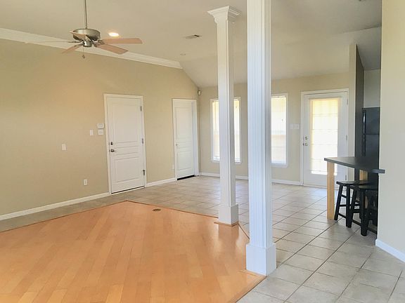 4th image of 1119 Bayou Woods Dr