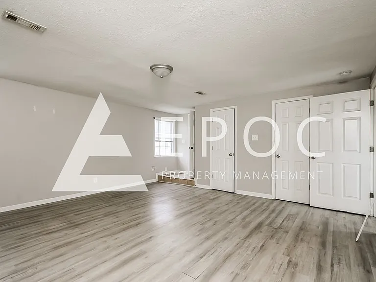 1565 N Elgin Ave — Photo 6