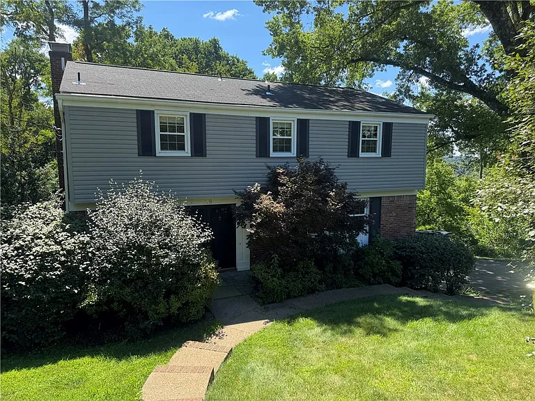209 Grandview Dr S — Photo 1