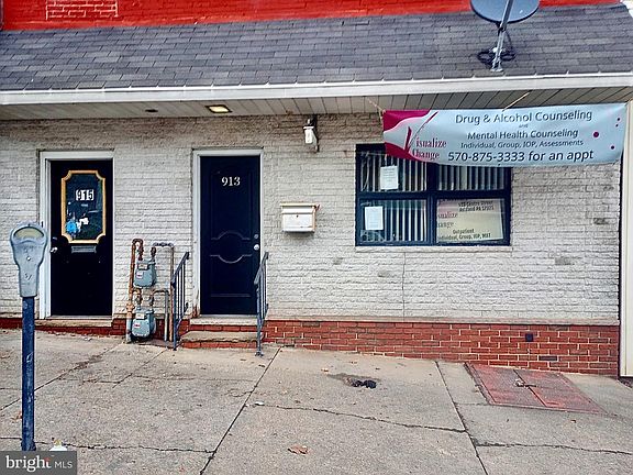 2nd image of 913 Centre St