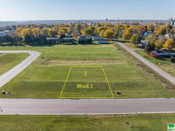 1302 Castle St #B, Larchwood, IA 51241