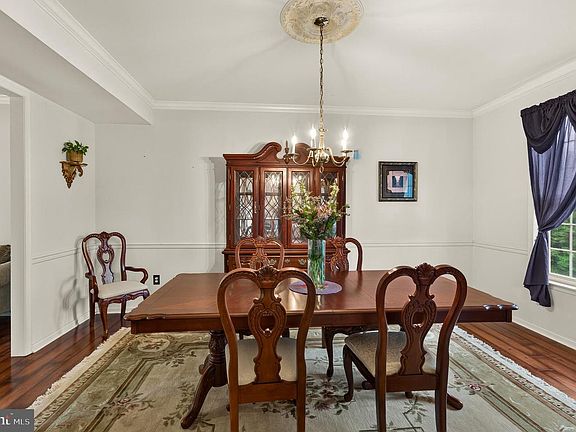 5th image of 10 Surrey Ln