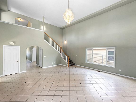 5th image of 842 W 14th St
