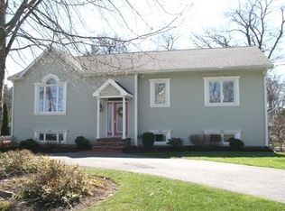 17 Pinewood Rd, Lynnfield, MA 01940